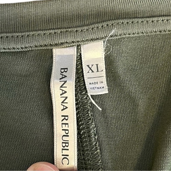 Coord Set: H&M High Waisted Skirt & Banana Republic Tank (Wardrobe Essential) - Picture 14 of 15